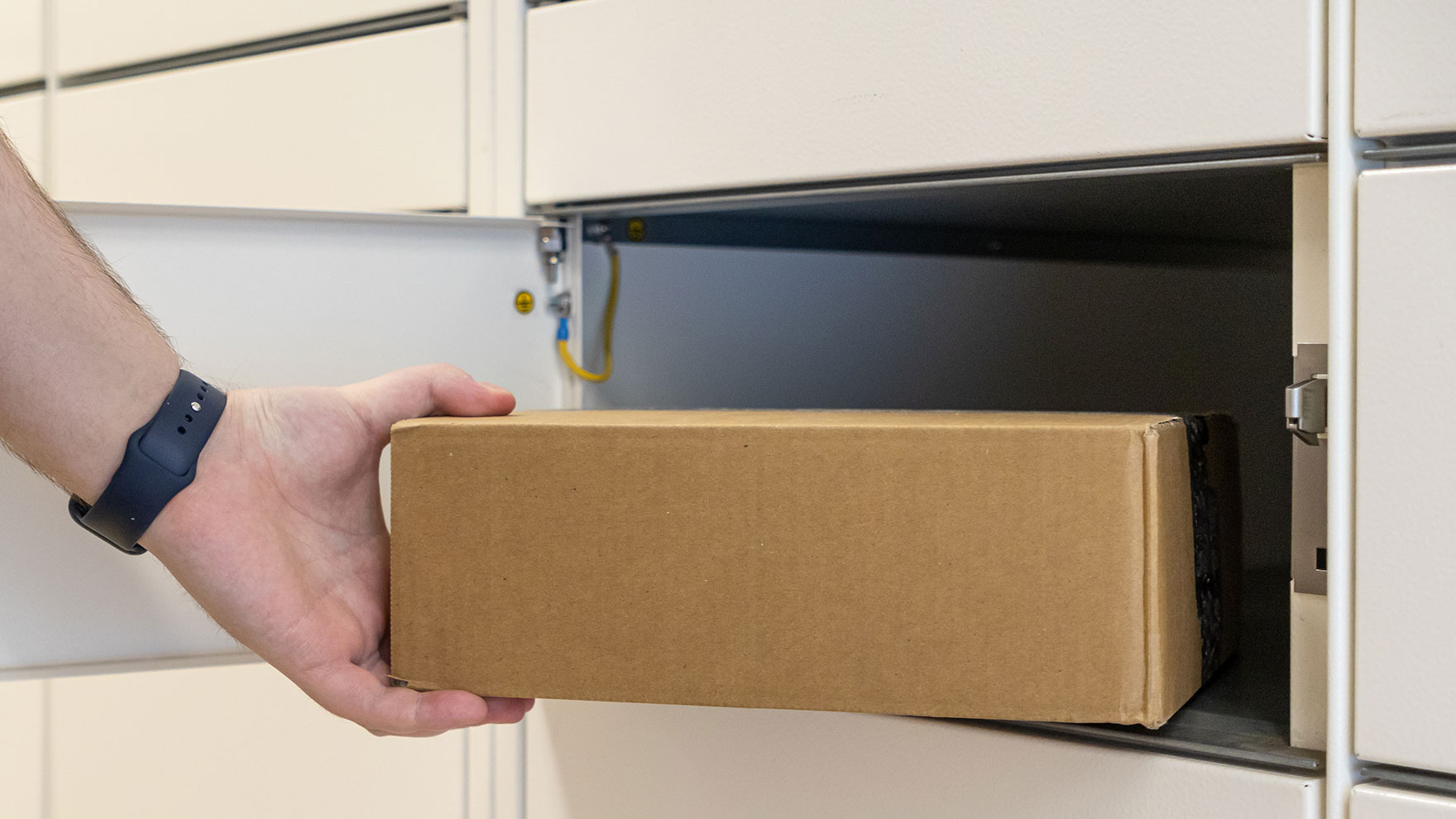 Lokerikosta otetaan ruskea paketti.