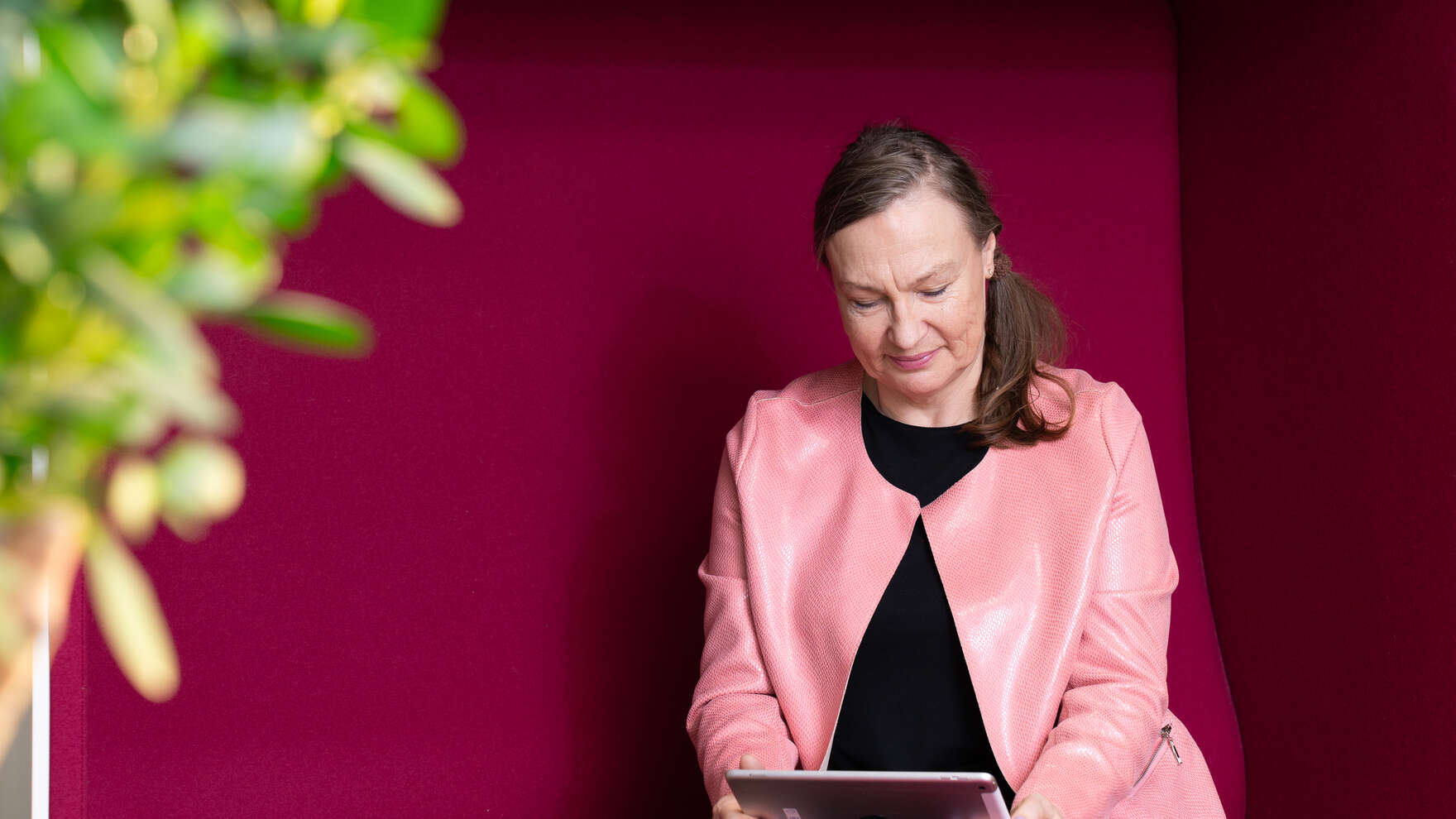 Nainen katsoo tablettia.