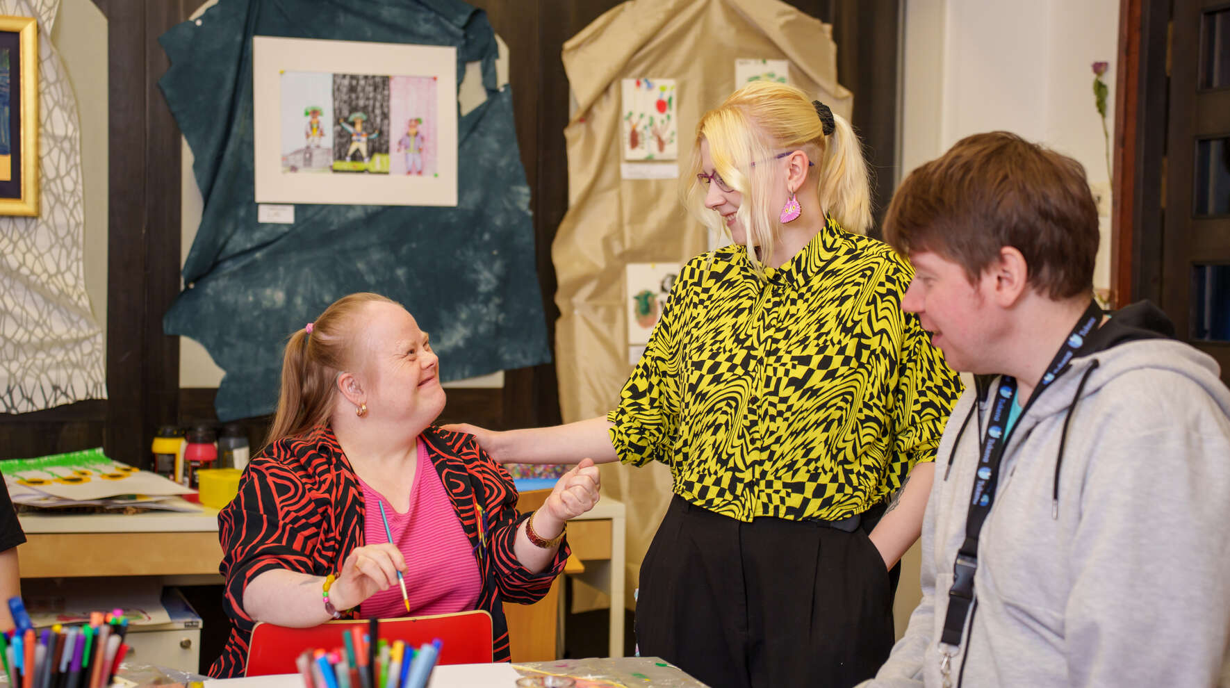 Vammaiset iloitsevat maalauspöydän äärellä.