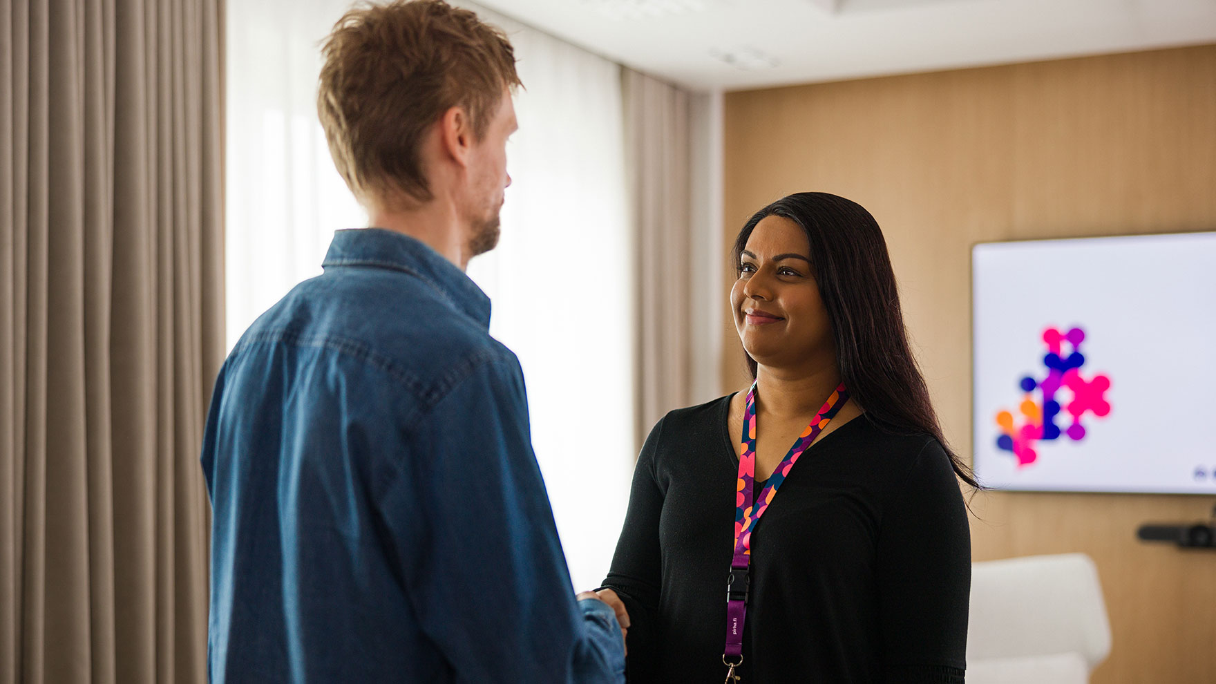 Kuvituskuva kahdesta henkilöstä keskustelemassa.