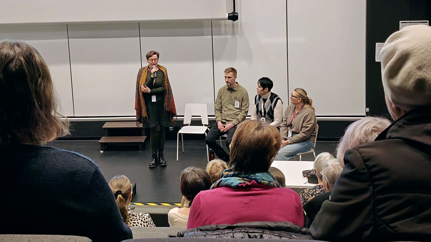 Sote-keskusjohtaja Sari Mäkinen kertoi yleisölle, että Pohjois-Pirkanmaalla sote-palveluja aletaan tuottaa samalla tapaa kuin muuallakin Pirkanmaalla. Vieressä ylilääkäri Toni Kulju ja palvelujohtaja Johanna Nivala Pihlajalinnasta ja projektipäällikkö Elsi Jurmu Pirkanmaan hyvinvointialueelta.