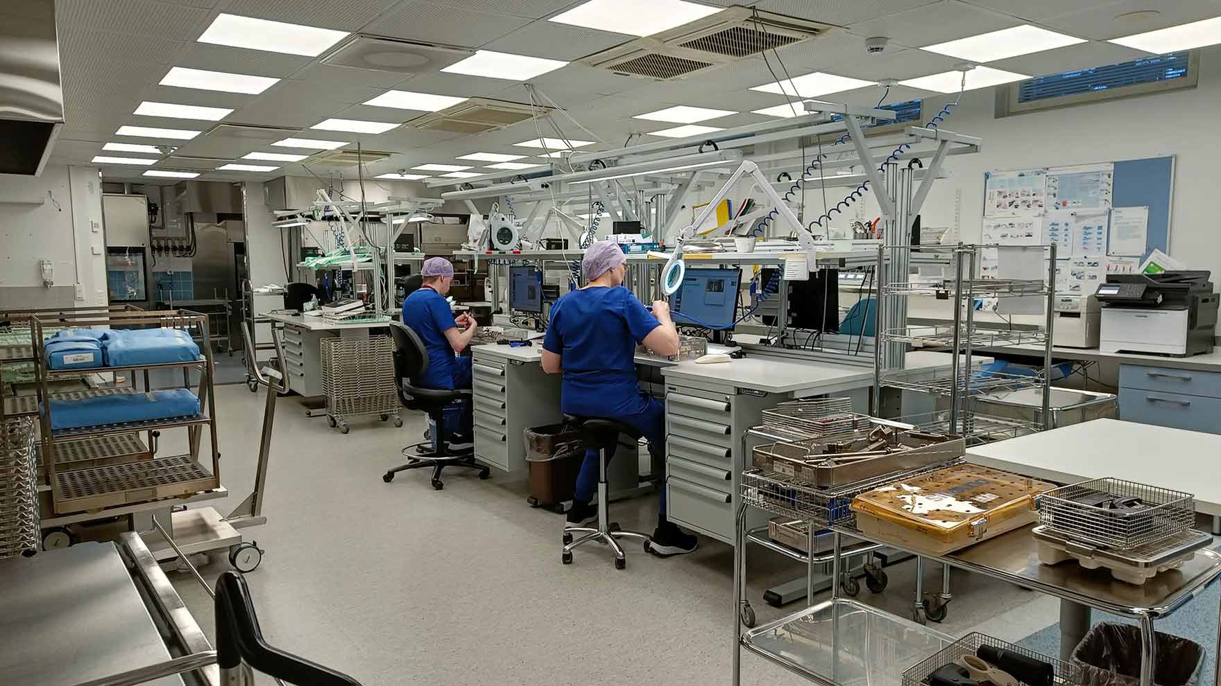 Valokuva välinehuoltajista työssään.