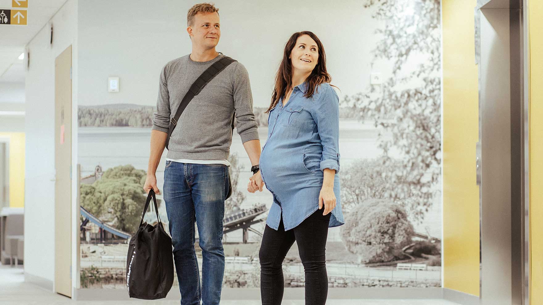 Odottava äiti ja isä seisovat käsikkäin Taysin sairaalassa.