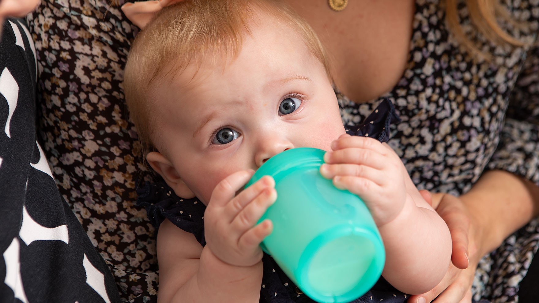 Pikkuvauva juo mukista maitoa.
