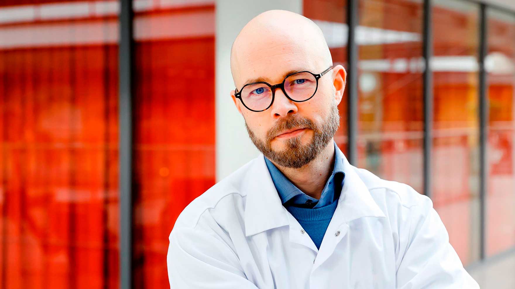 Kuvassa on Toni Seppälä lääkärintakki yllään.