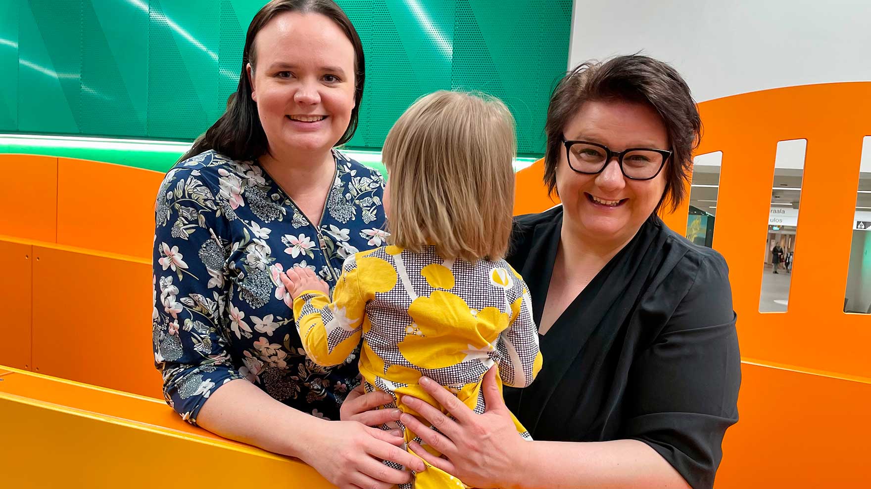 Kuvassa ovat Ellimaija Ahonen ja Jenni Rajahalme yhdessä lapsensa kanssa.