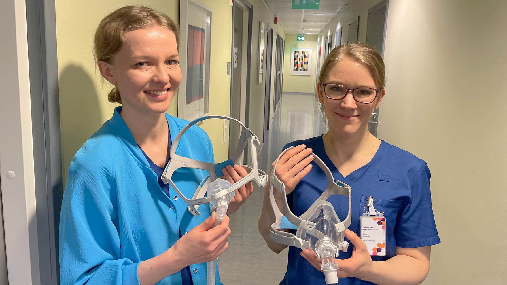 Kuvassa sairaanhoitajat Heidi Haukka ja Elina Siltanen unipoliklinikalta pitävät käsissään uniapneamaskeja.