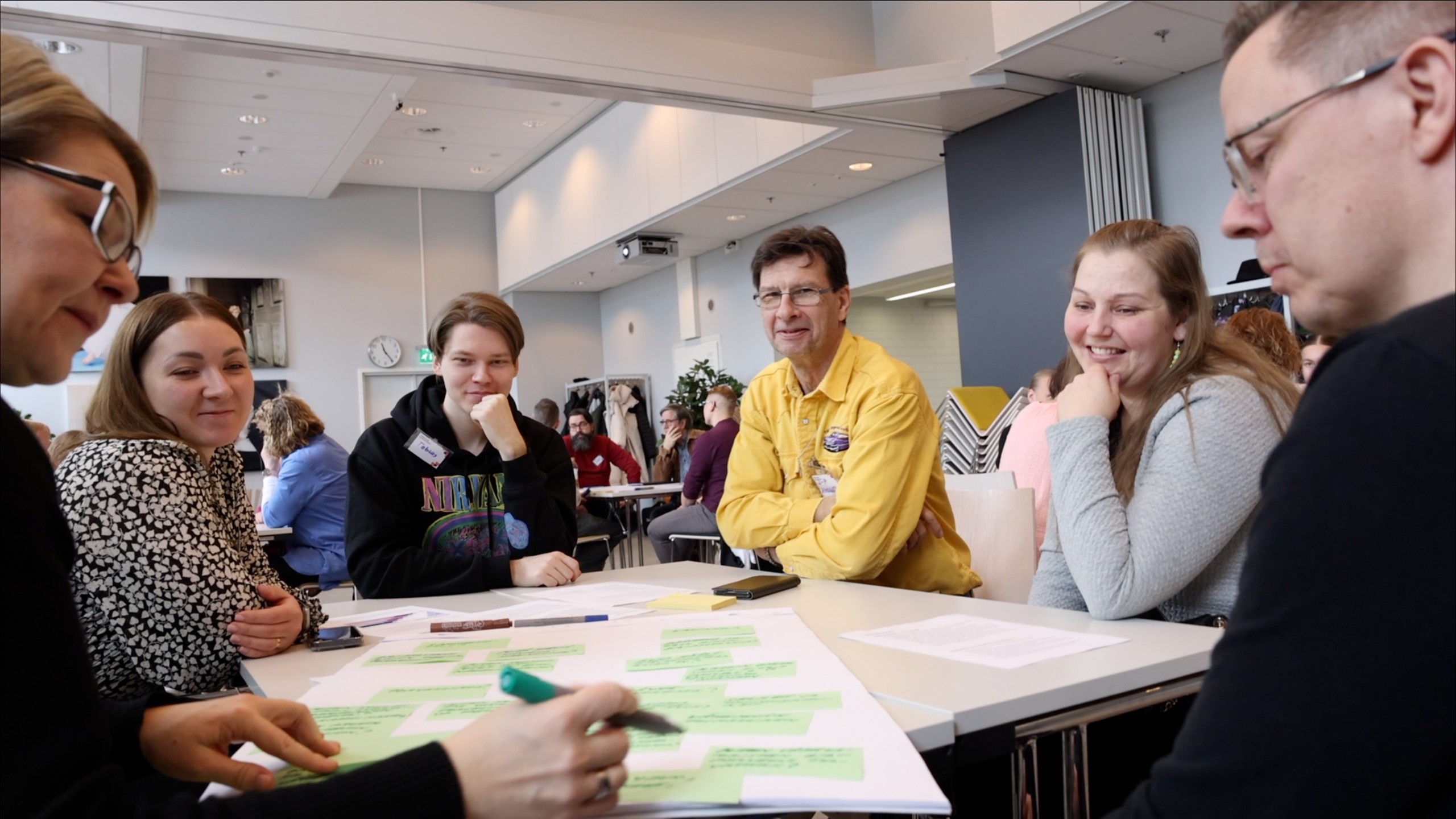 Asukaspanelistit puntaroimassa digipalveluja.