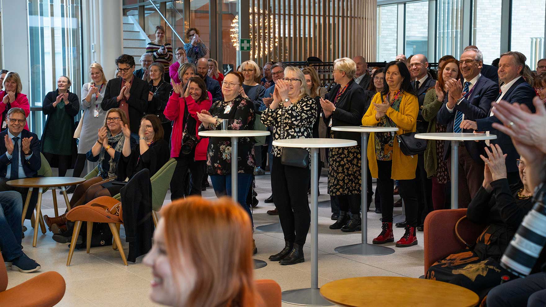 Vieraat viihtyivät hyvin ja nauttivat mukaansatempaavasta musiikista.