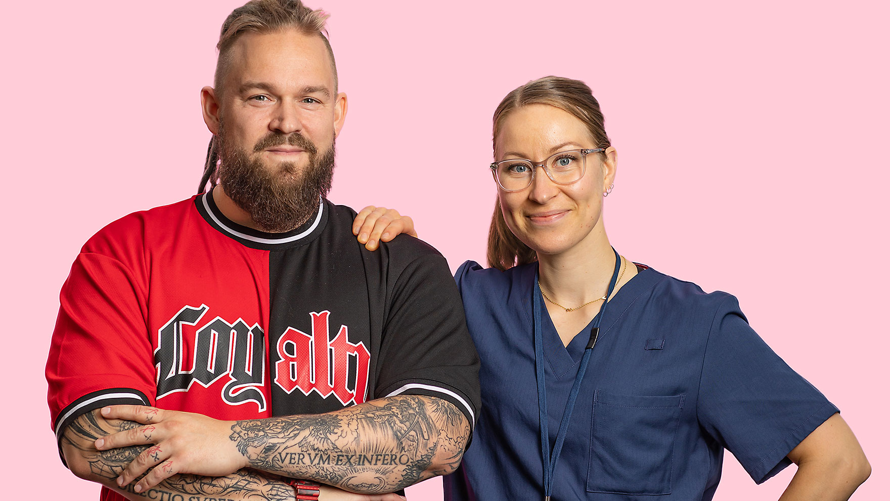Mies ja hoitaja vierekkäin katsovat hymyilevinä kohti kameraa.