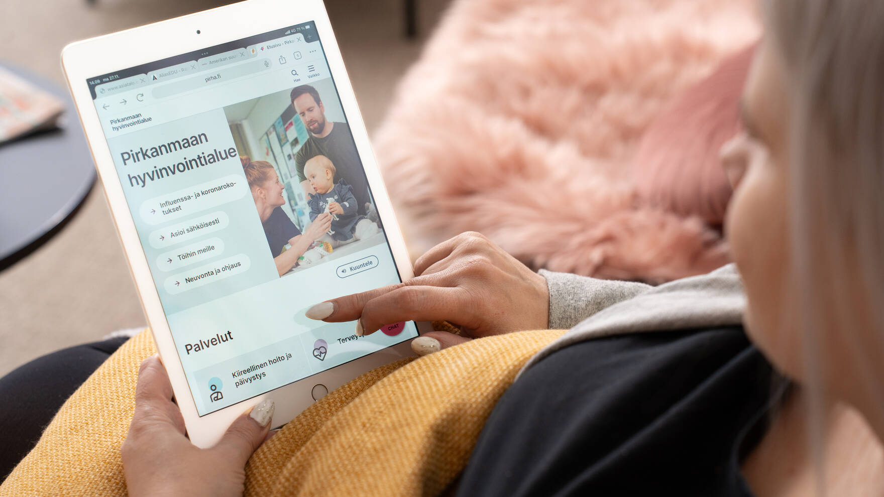 Nainen katsoo Pirha.fi-sivuja tabletilla.