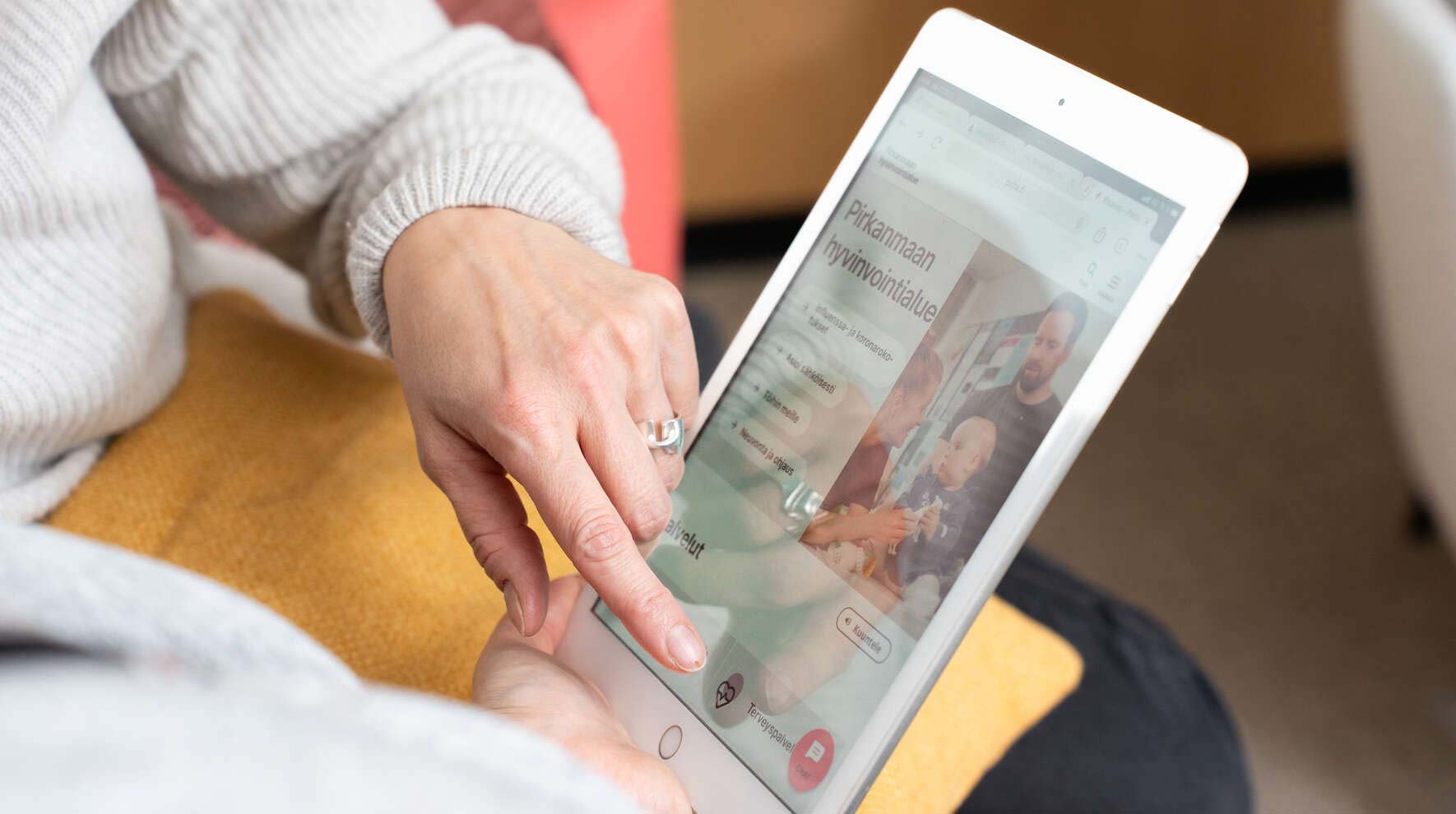 Kaksi ihmistä katsoo tablettitietokonetta yhdessä.