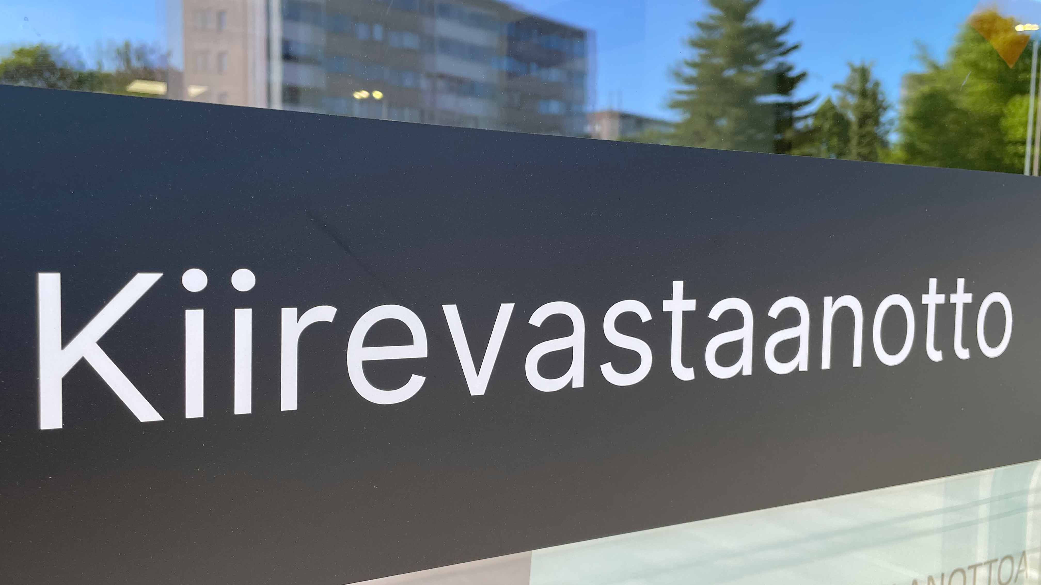 Kuva kiirevastaanoton ovesta.