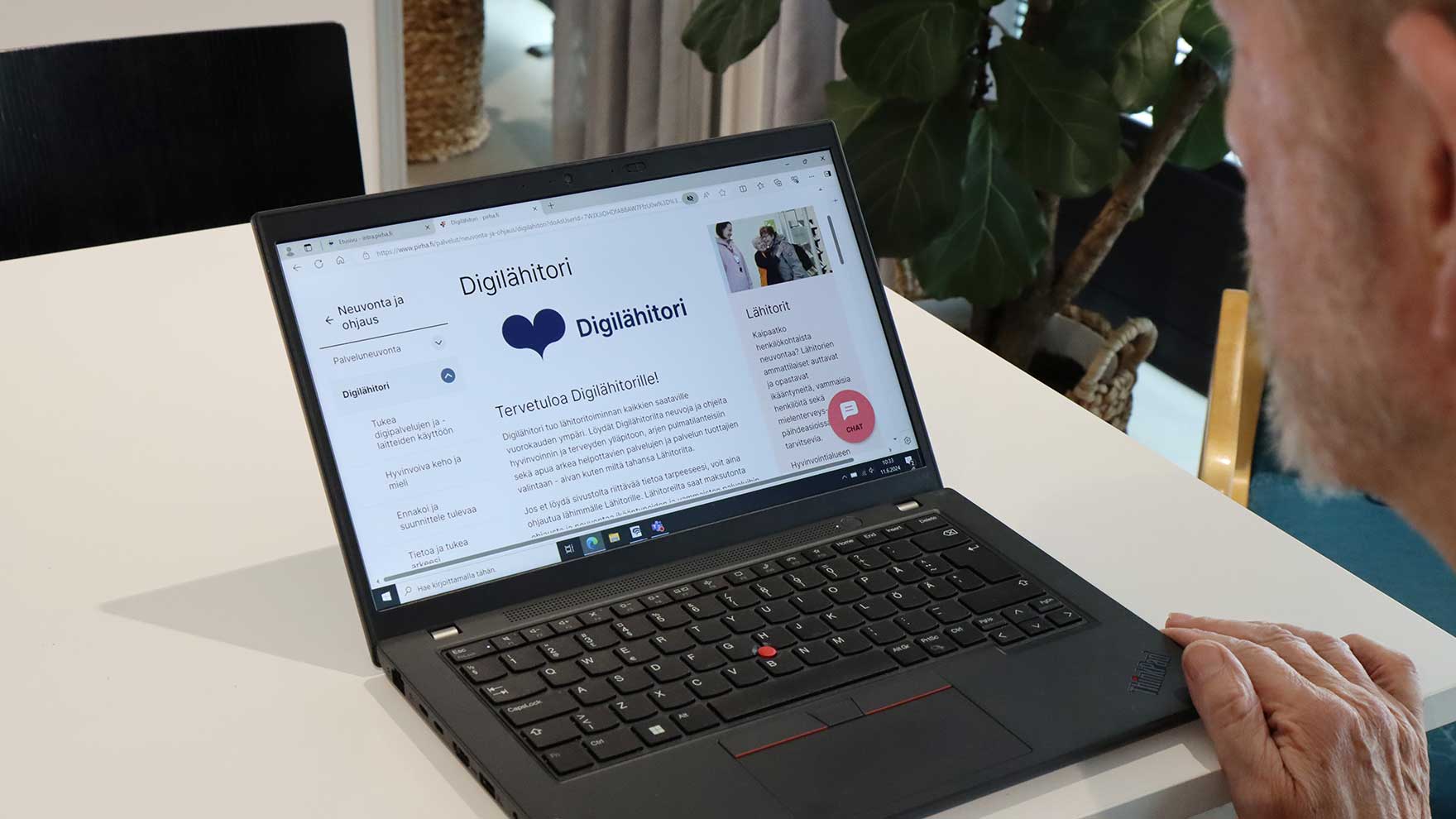 Mies läppärin äärellä katsomassa Digilähitorin sivua.