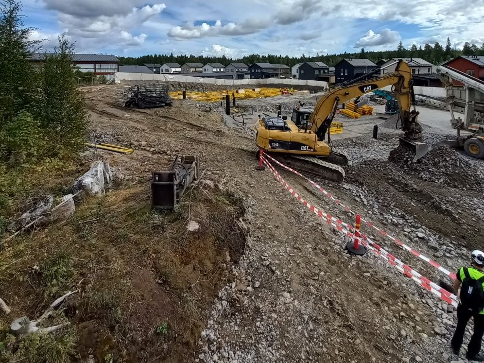 Hervantajärven työmaalla kaivinkone kaivaa kivimursketta.