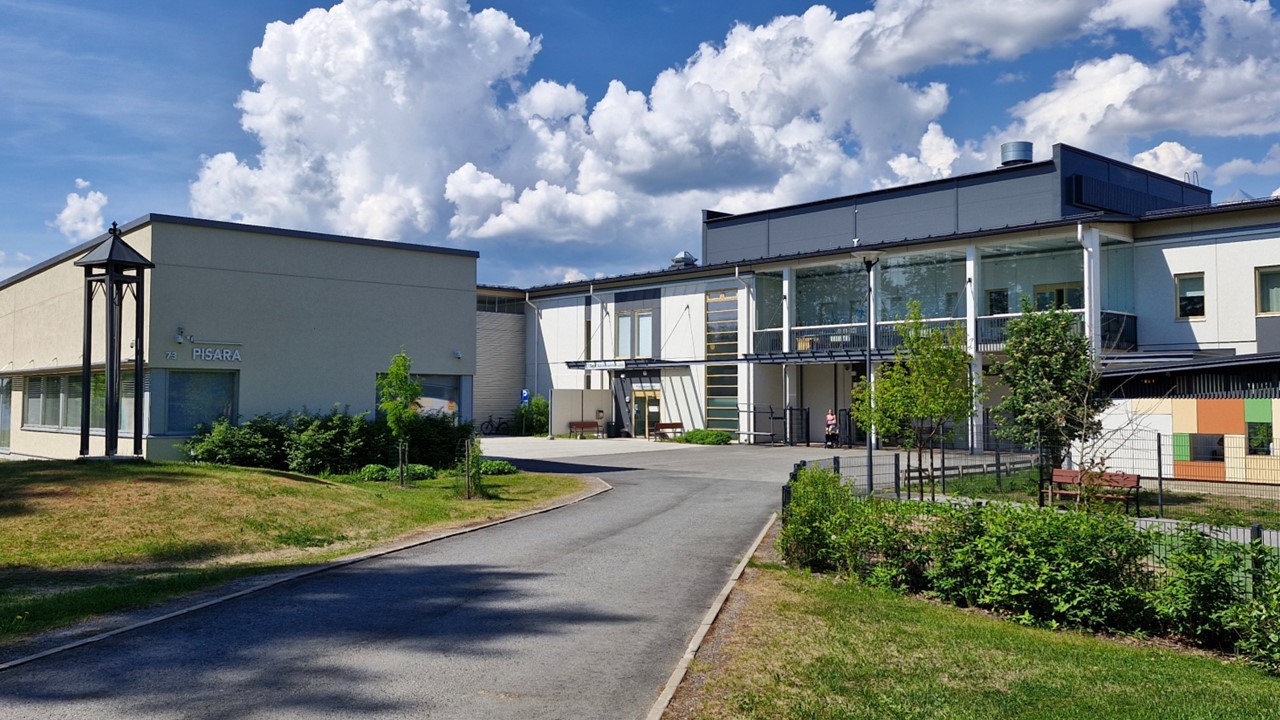 Niemenraitin rakennuksia ja sisäpihaa, vasemmalla näkyy Pisara-rakennus.