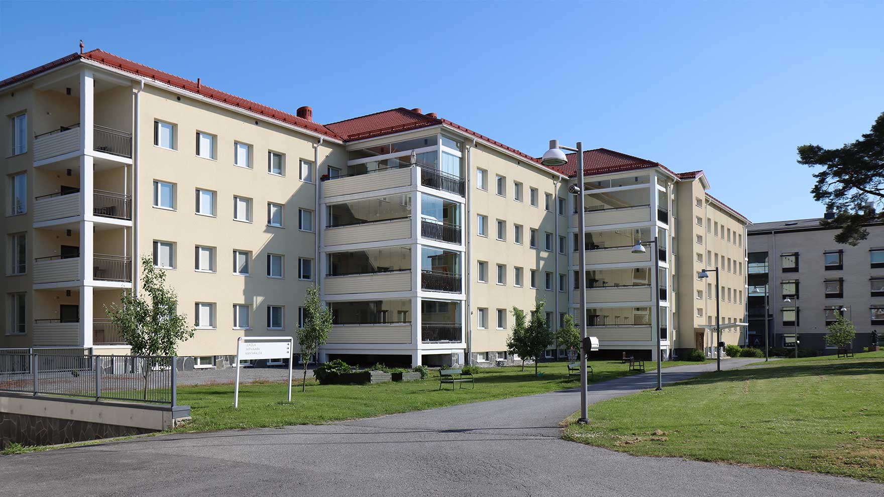 Nelikerroksinen kerrostalo.