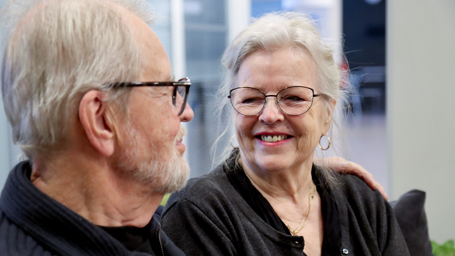 Iäkäs mies ja nainen katsovat toisiaan silmiin.