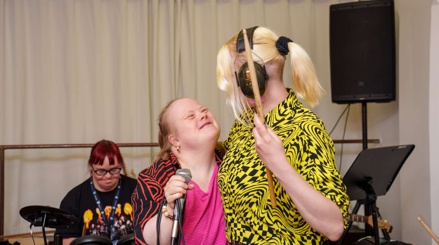 Kehitysvammaisten bändi treenaa ilolla.