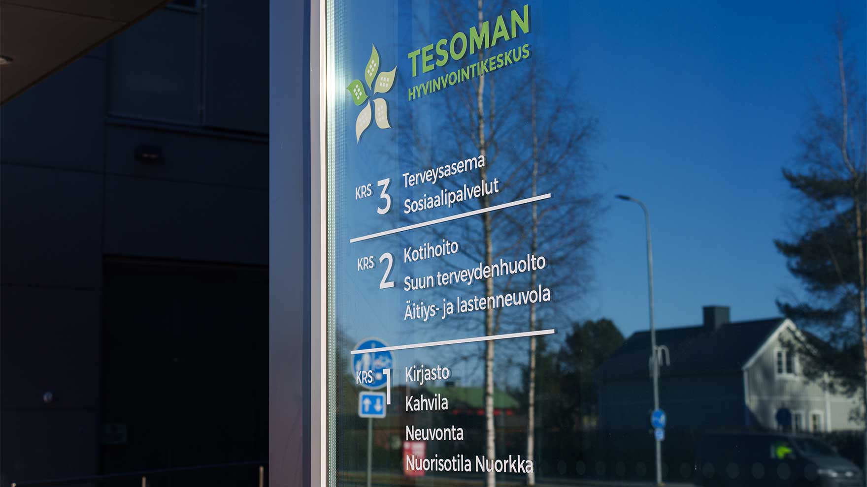 Opaste Tesoman hyvinvointikeskuksen ikkunassa. Opasteessa kerrotaan, missä kerroksissa eri palvelut sijaitsevat.