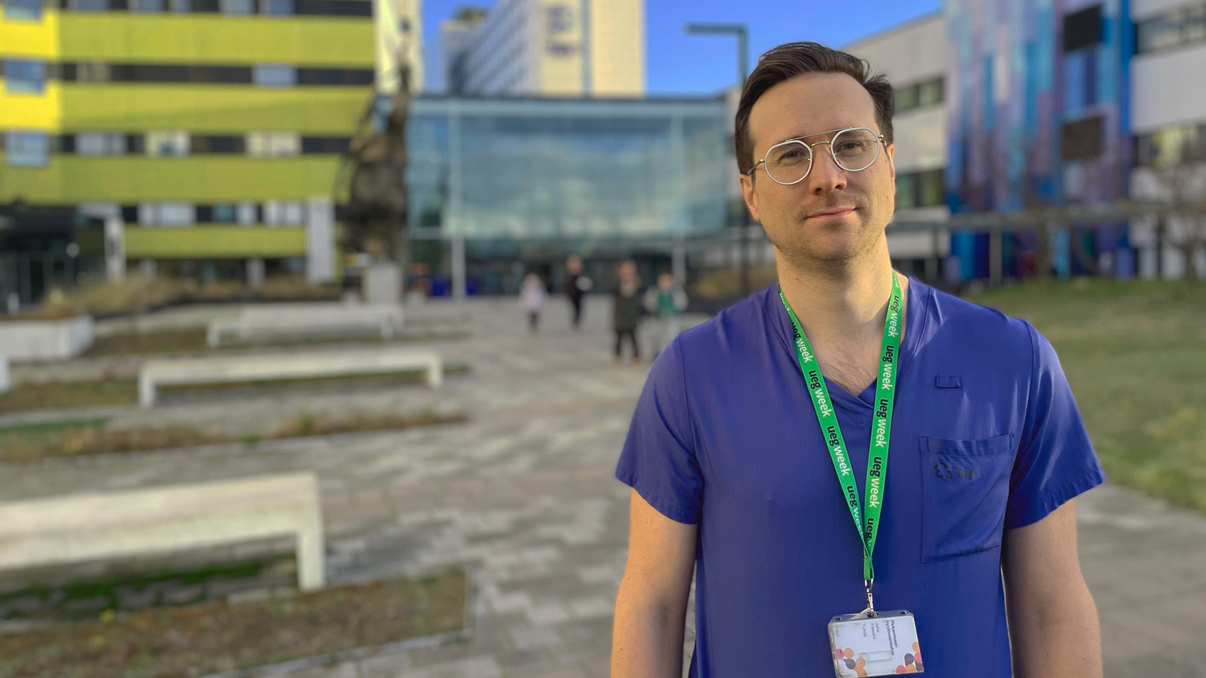 Juha Taavela seisoo Tays Keskussairaalan etupihalla työvaatteissaan.