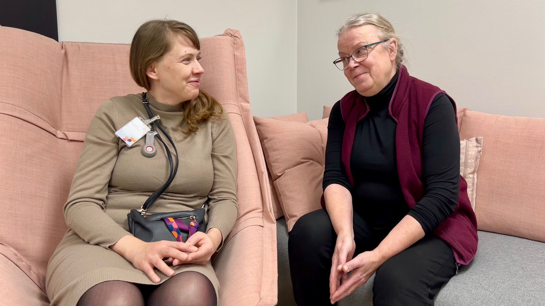 Vastaava sairaanhoitaja Lidia Lipke ja psykiatrian erikoislääkäri Nina Uusi-Mäkelä istuvat sohvalla.