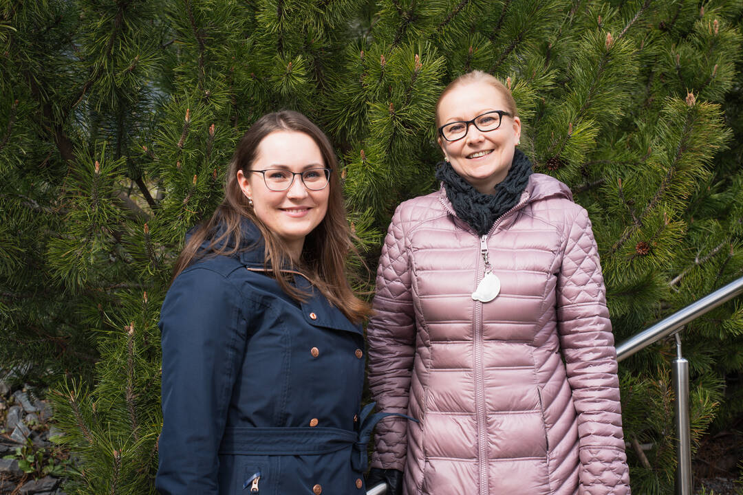 Kehittämispäällikkö Anni Kurvinen ja hankintajohtaja Anniina Tirronen kuvattuina ulkona.