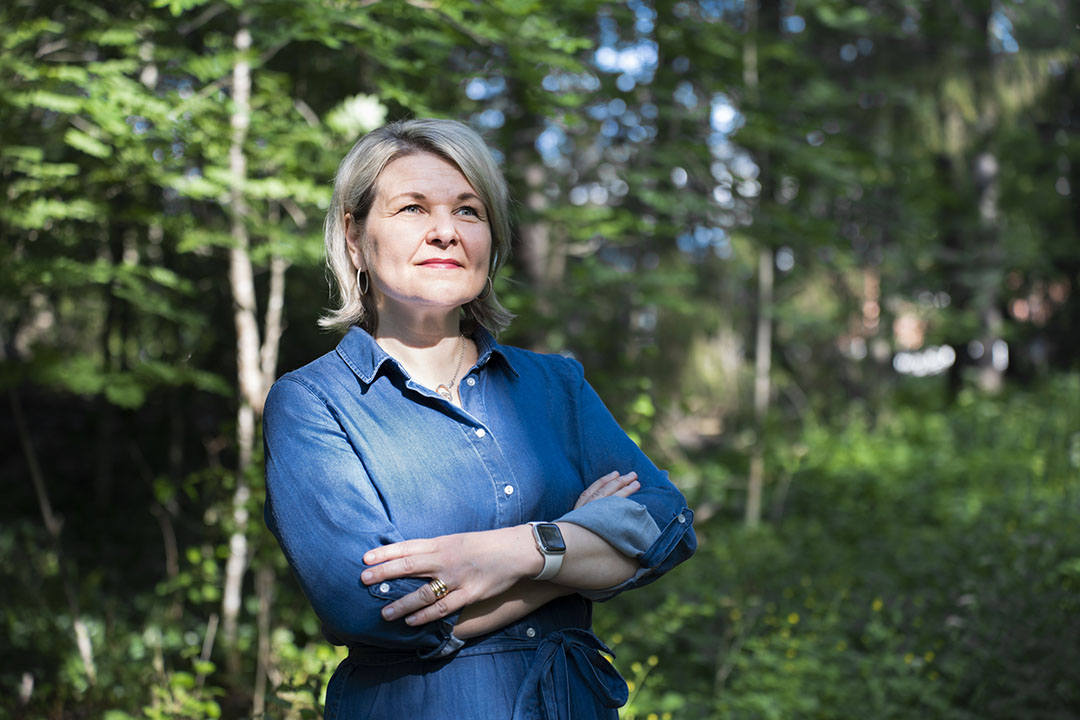 Marika Järvinen metsässä.