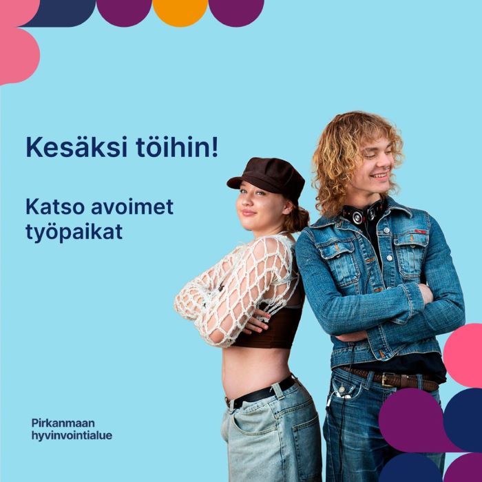 Kaksi nuorta poseeraa Pirkanmaan hyvinvointialueen taustaa vasten. Tekstinä 