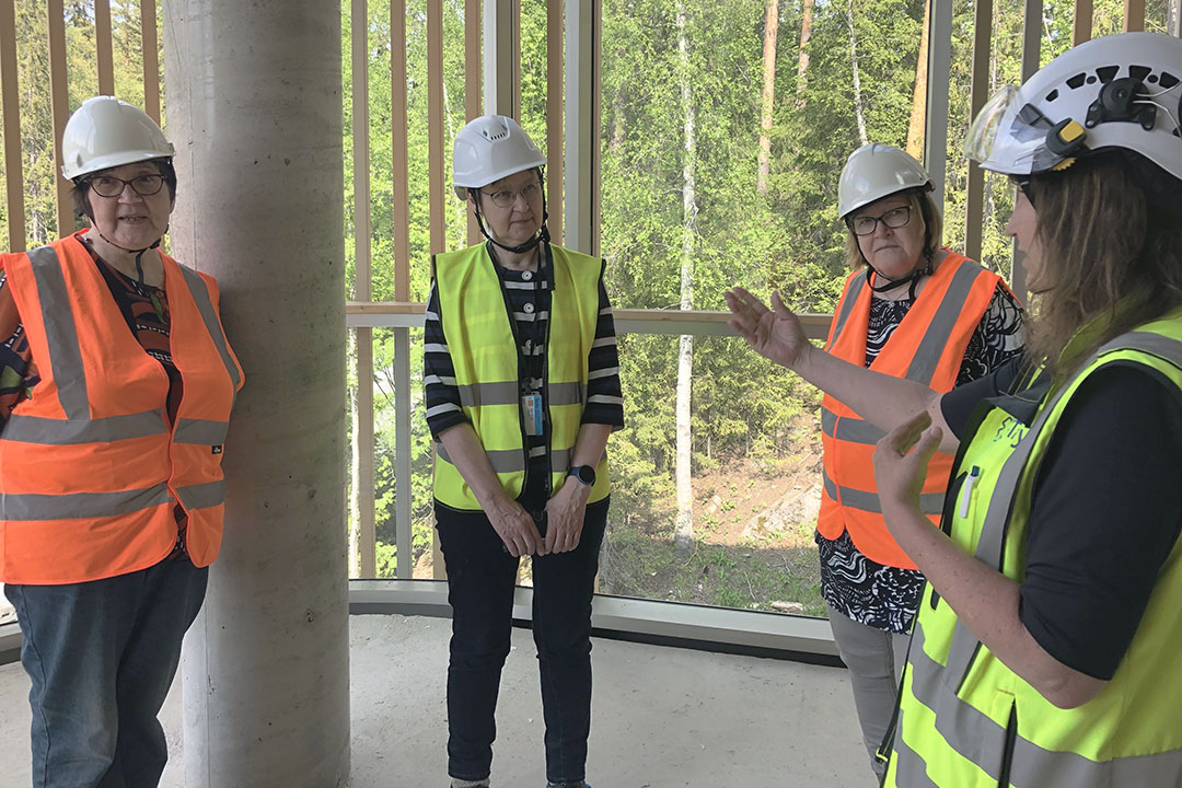 Neljä naista seisomassa sairaalan parvekkeella