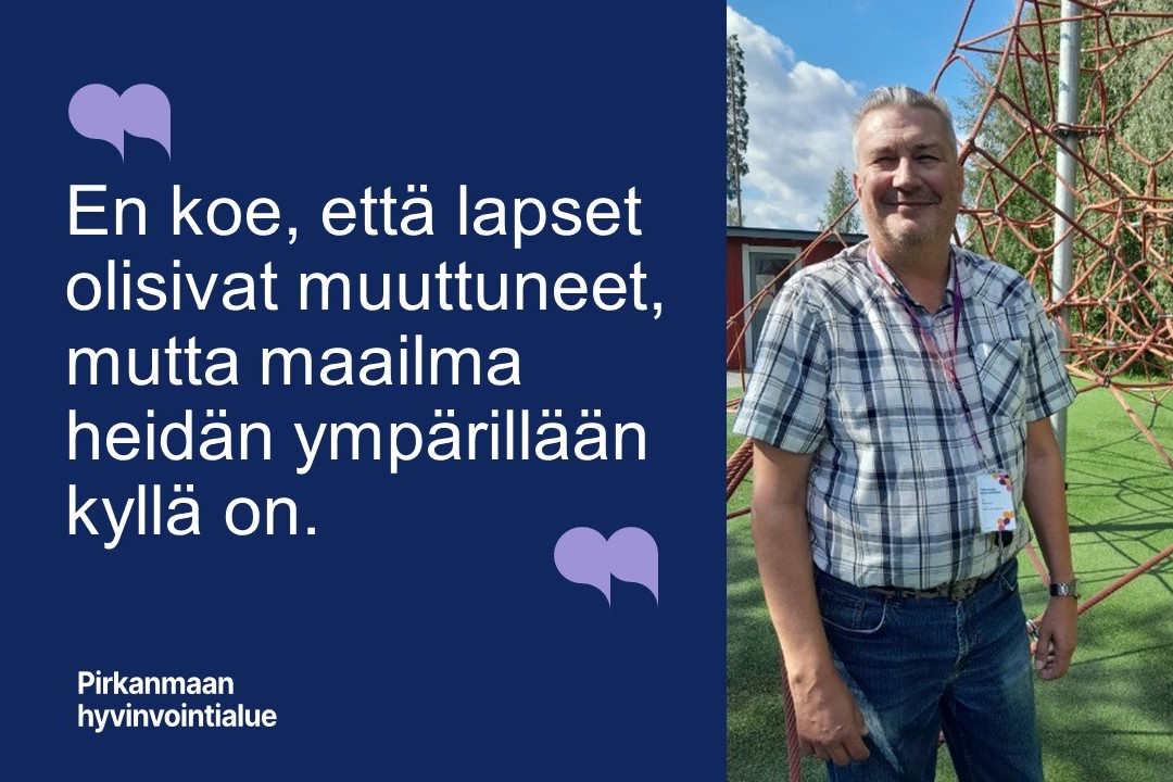 Mies seisoo koulun pihalla leikkitelineen edessä. Tekstissä en koe, että lapset olisivat muuttuneet, mutta maailma heidän ympärillään on. Pirkanmaan hyvinvointialue.