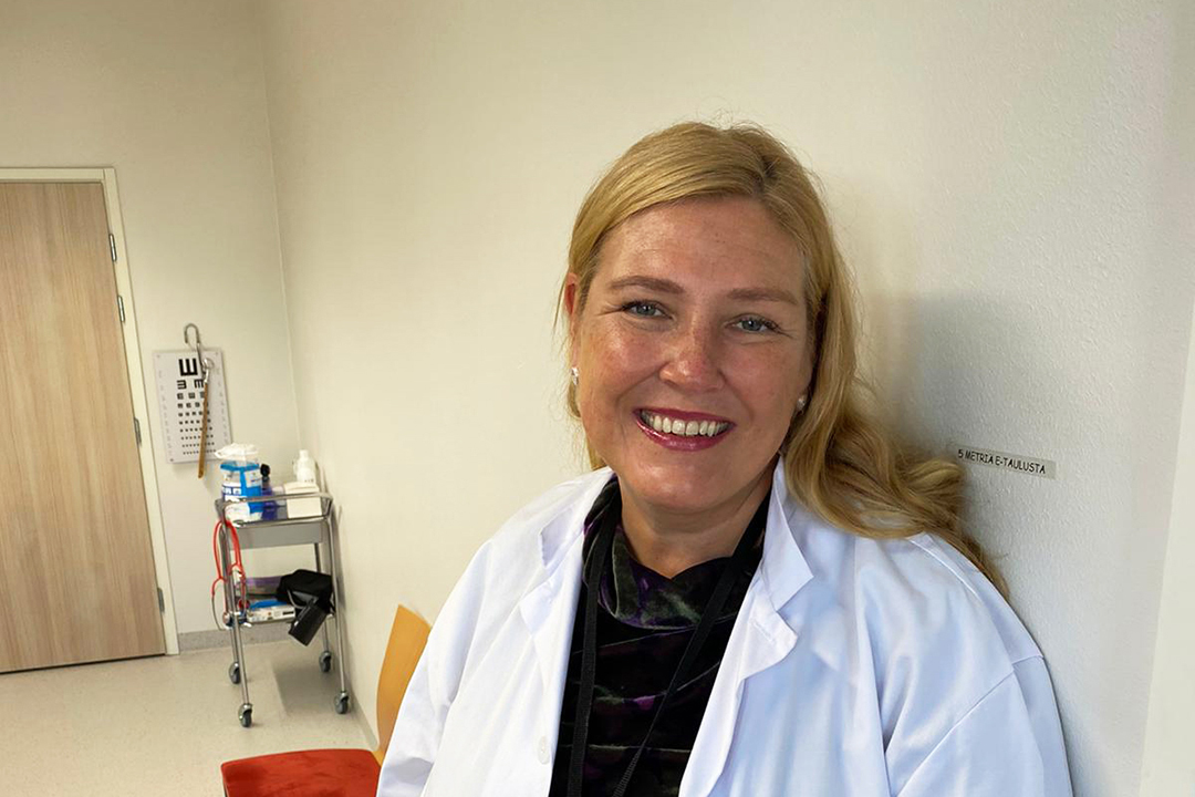 Potilasturvallisuuslääkäri Hanna Kuusisto hymyilee osaston käytävällä.