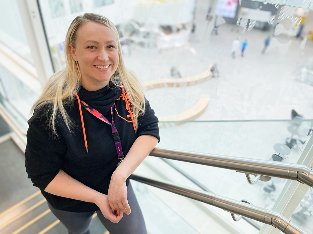 Henkilökuva Annika Sárosista, taustalla Taysin pääaula