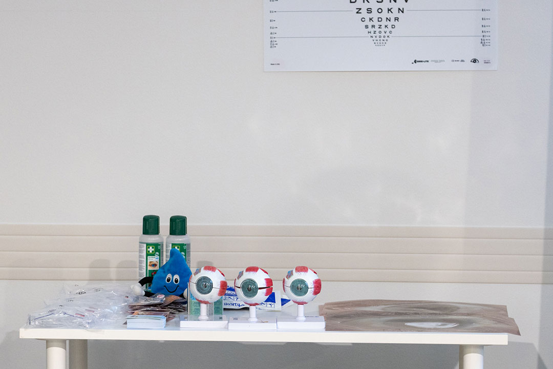 Silmäkeskuksen pisteellä näkyy suojalaseja ja anatomisia malleja.