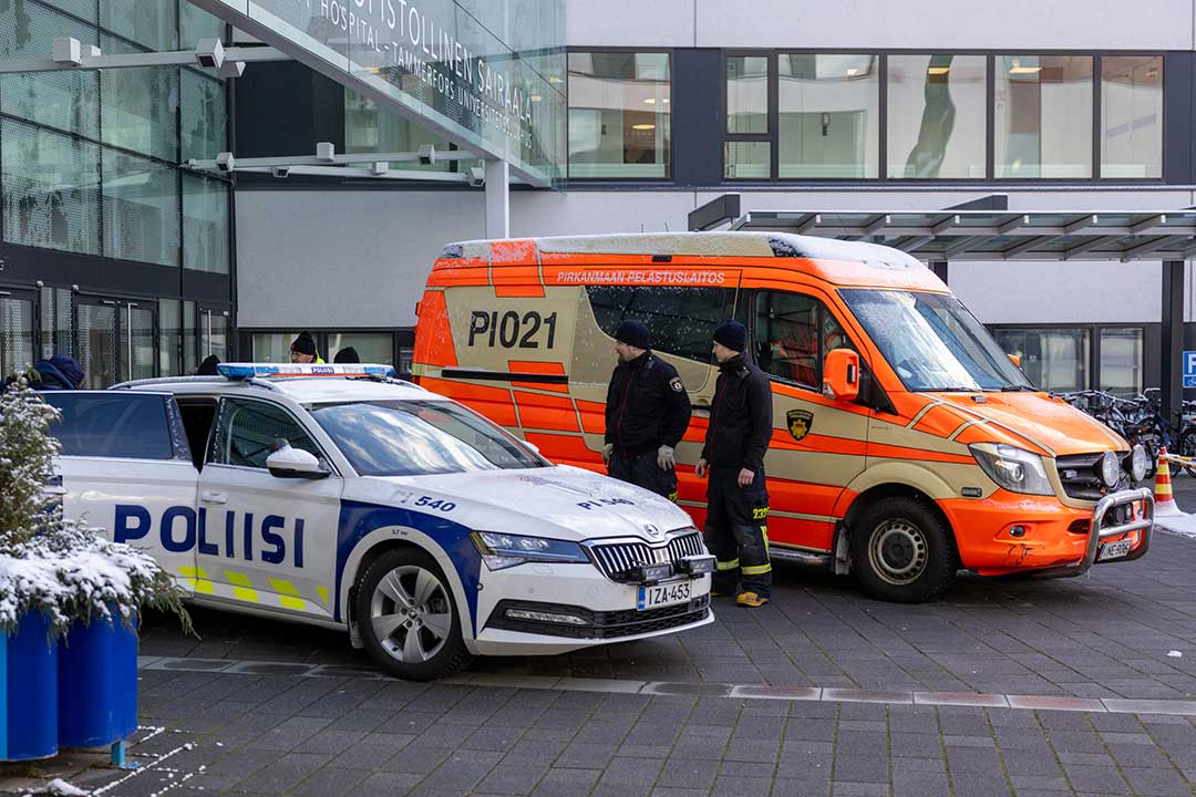 Poliisiauto ja ambulanssi Tays Keskussairaalan Elämänaukiolla.