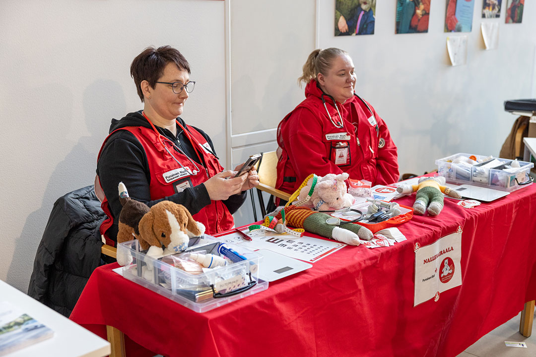 Nallesairaalan pöydällä on pehmoleluja ja hoitotarvikkeita.