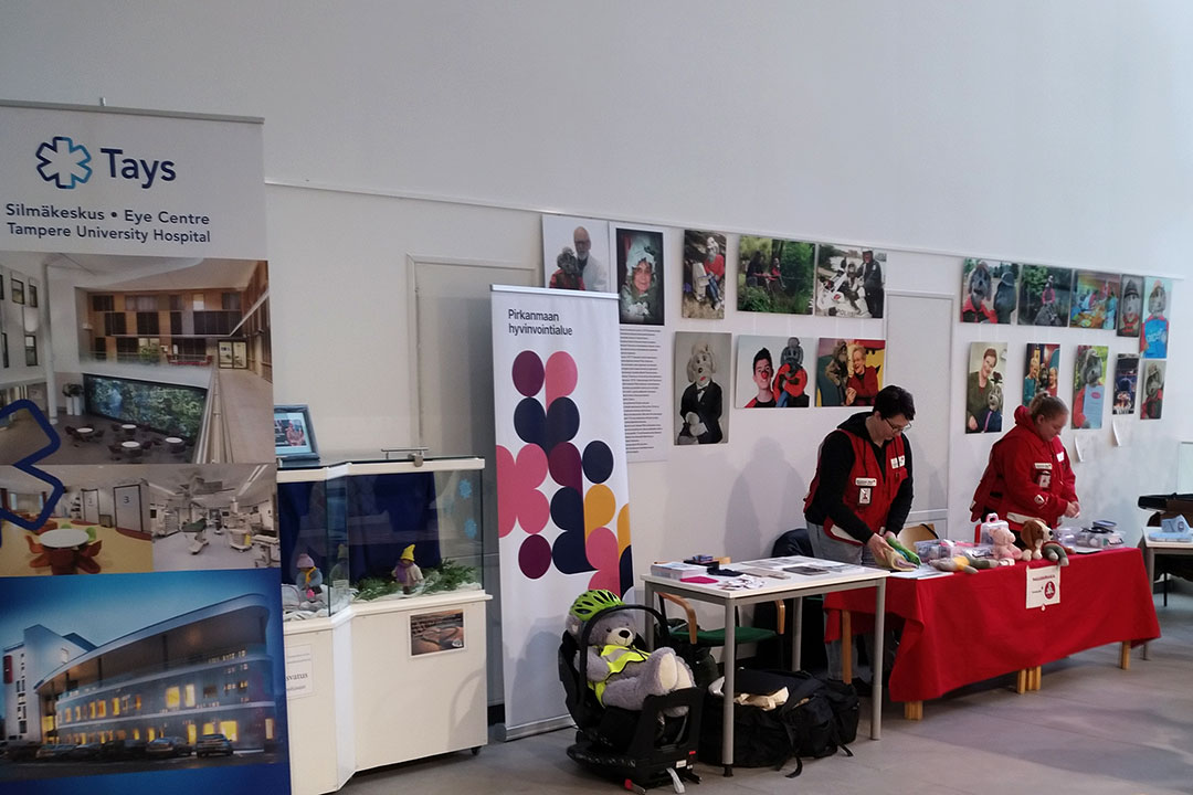 SPR:n työntekijät pystyttävät nallesairaalaa Tays Keskussairaalan pääaulaan.