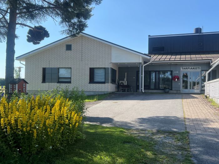 Tarpiakodin asumisyksikön etupiha.