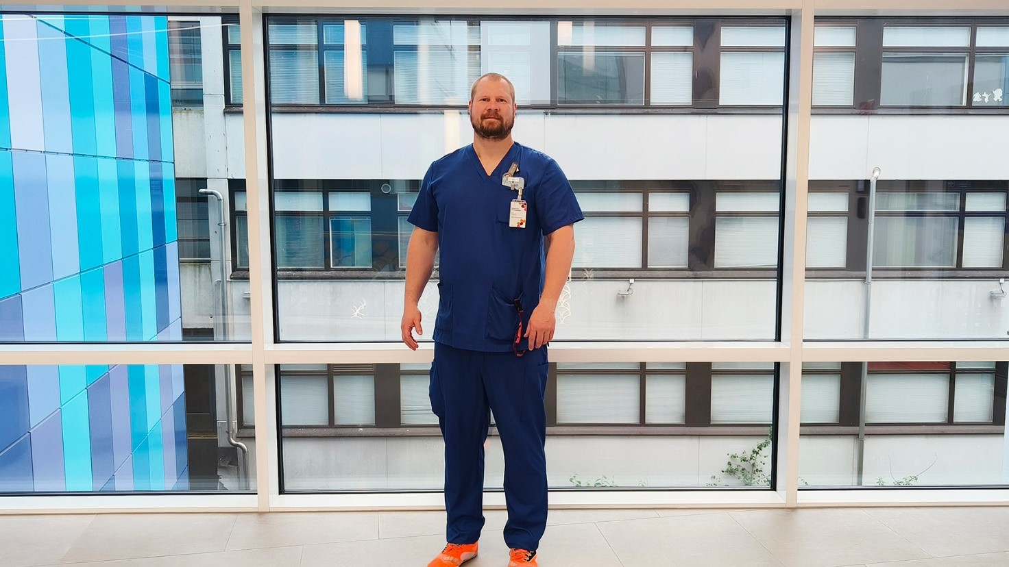 Valokuva Aku Jokiniitystä L-rakennuksen käytävällä.