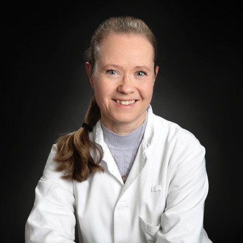 Hymyilevä Anna Siitonen katsoo suoraan kameraan.