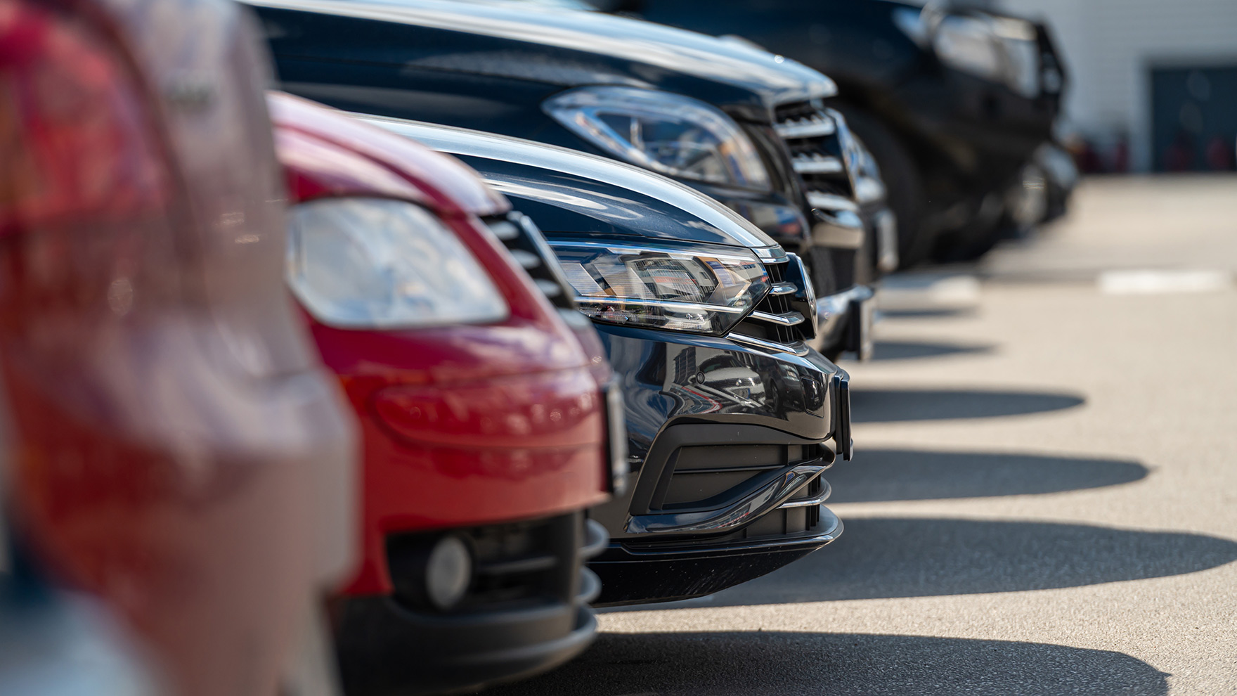 Lähikuva rivissä olevista autoista.