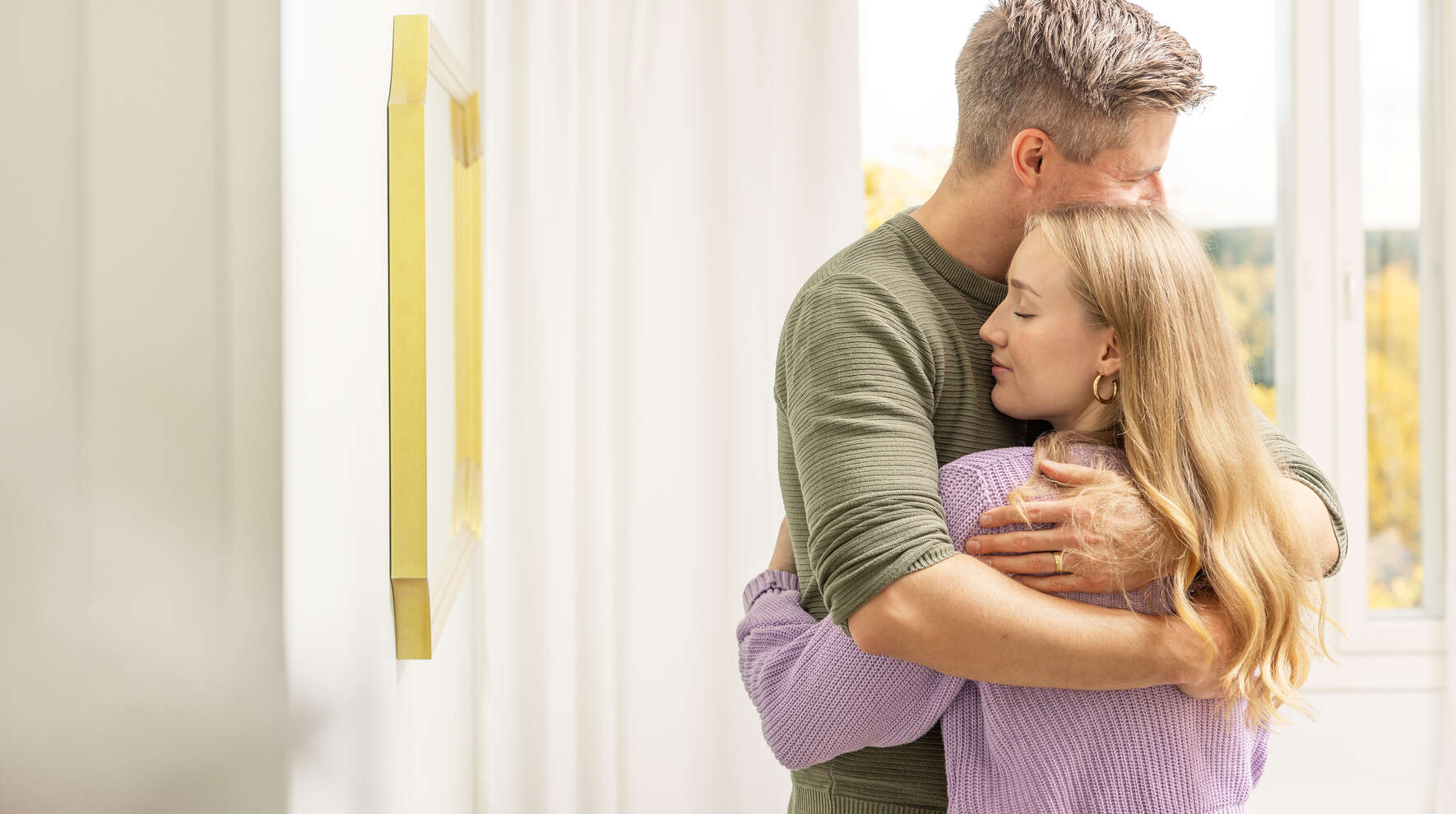 Mies ja nainen halaavat.