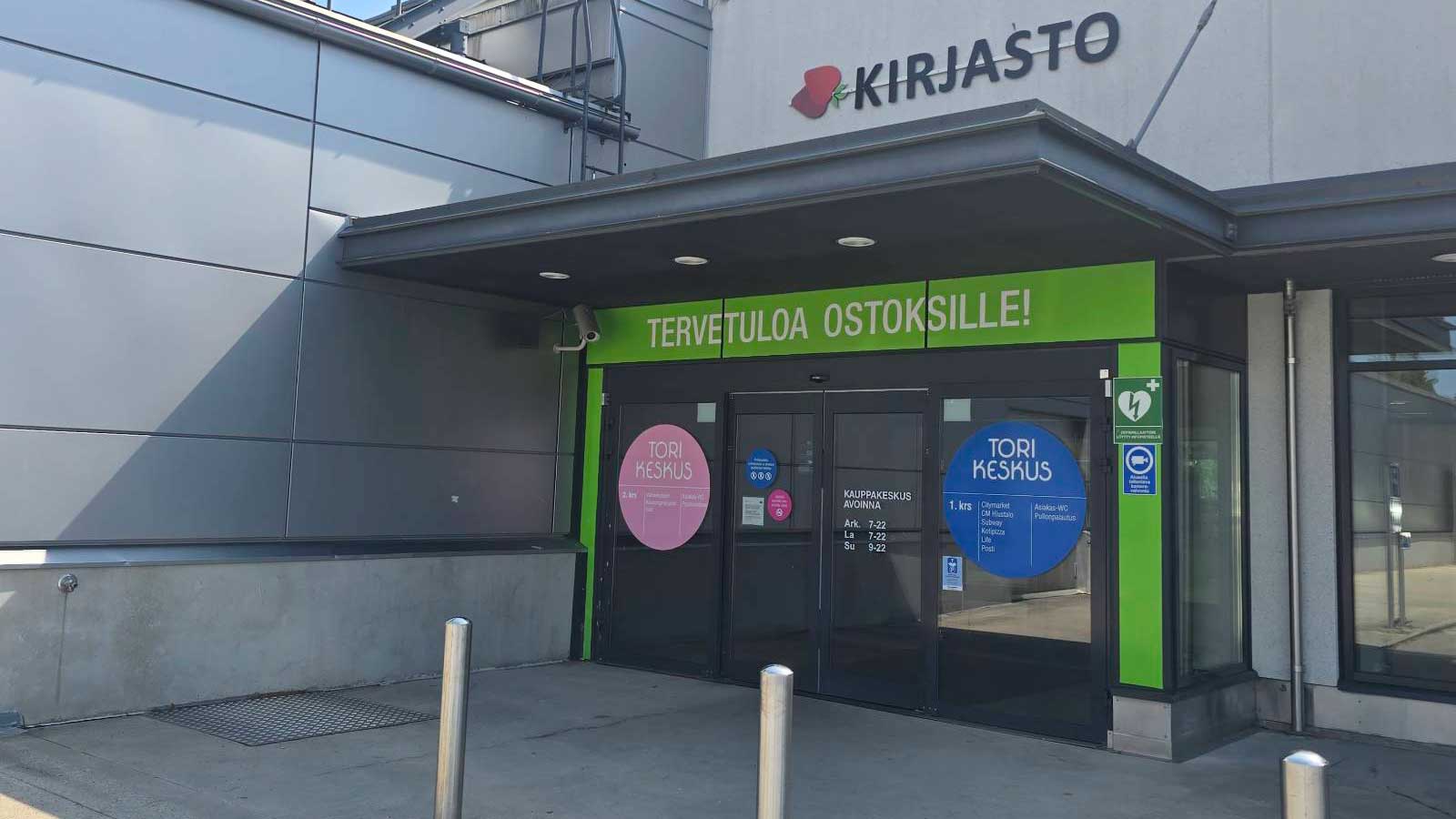 Torikeskuksen sisäänkäynti, jossa oven yläpuolella lukee kirjasto.