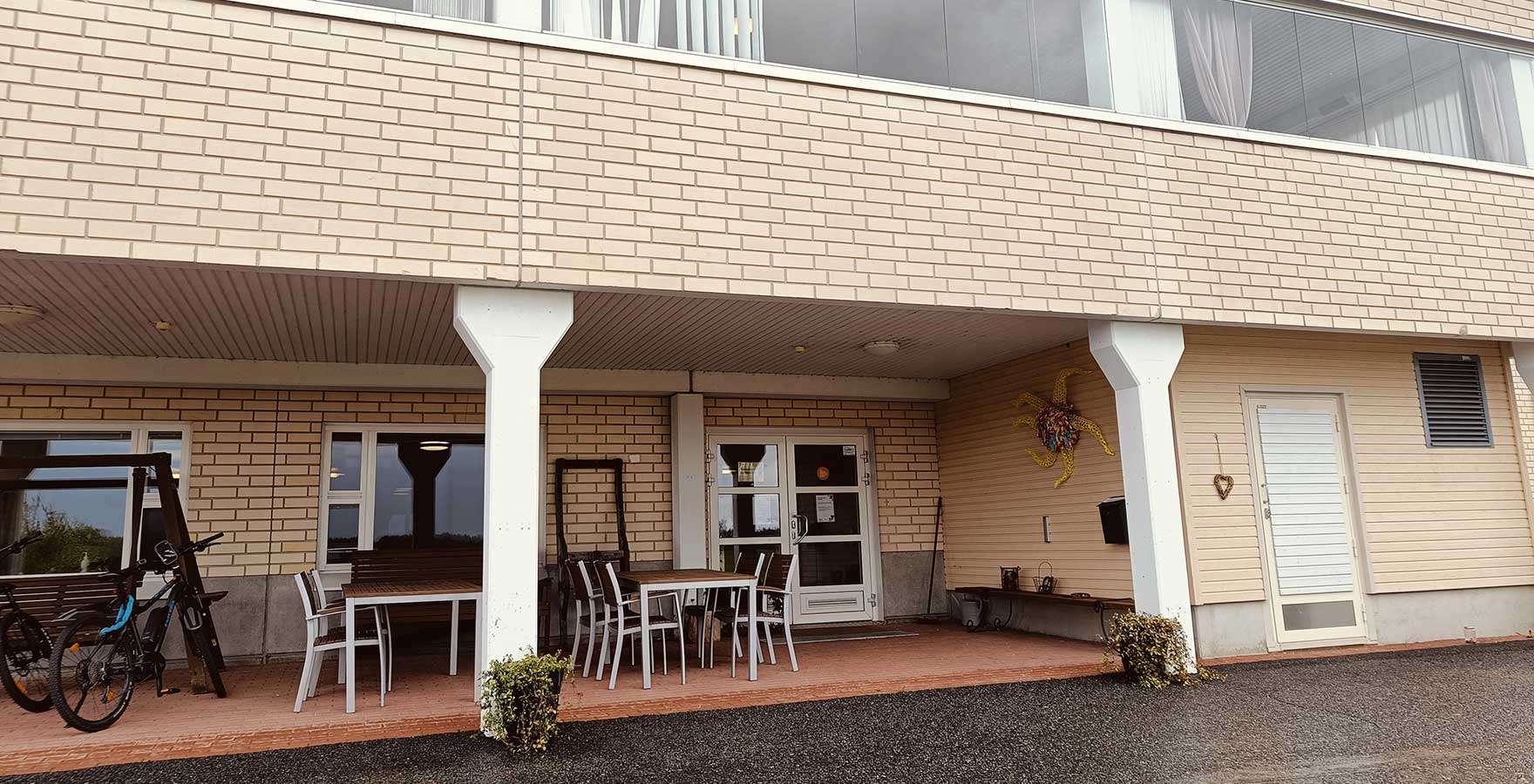 Keltatiilisen rakennuksen sisäänkäytni, joka on katetun terannssin yhteydessä.