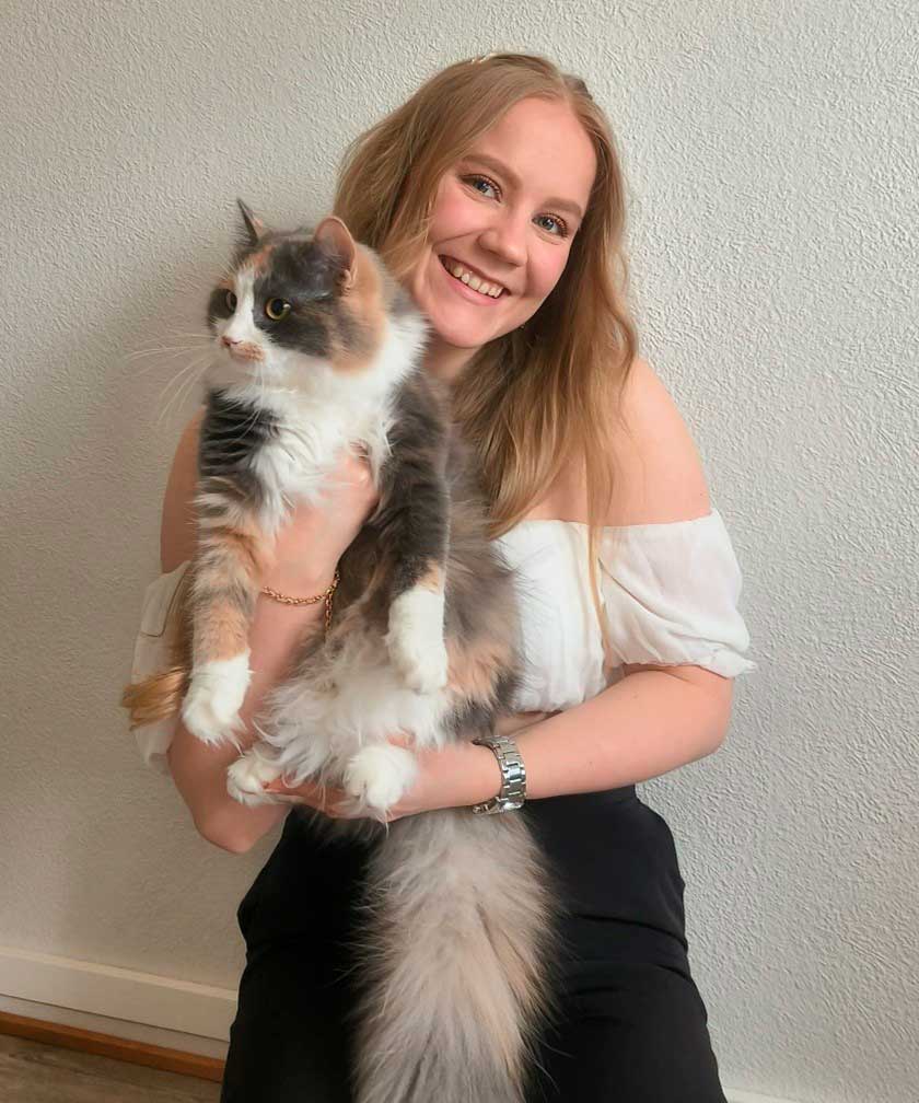 Vertaistukija Hanna kirjava kissa sylissään.