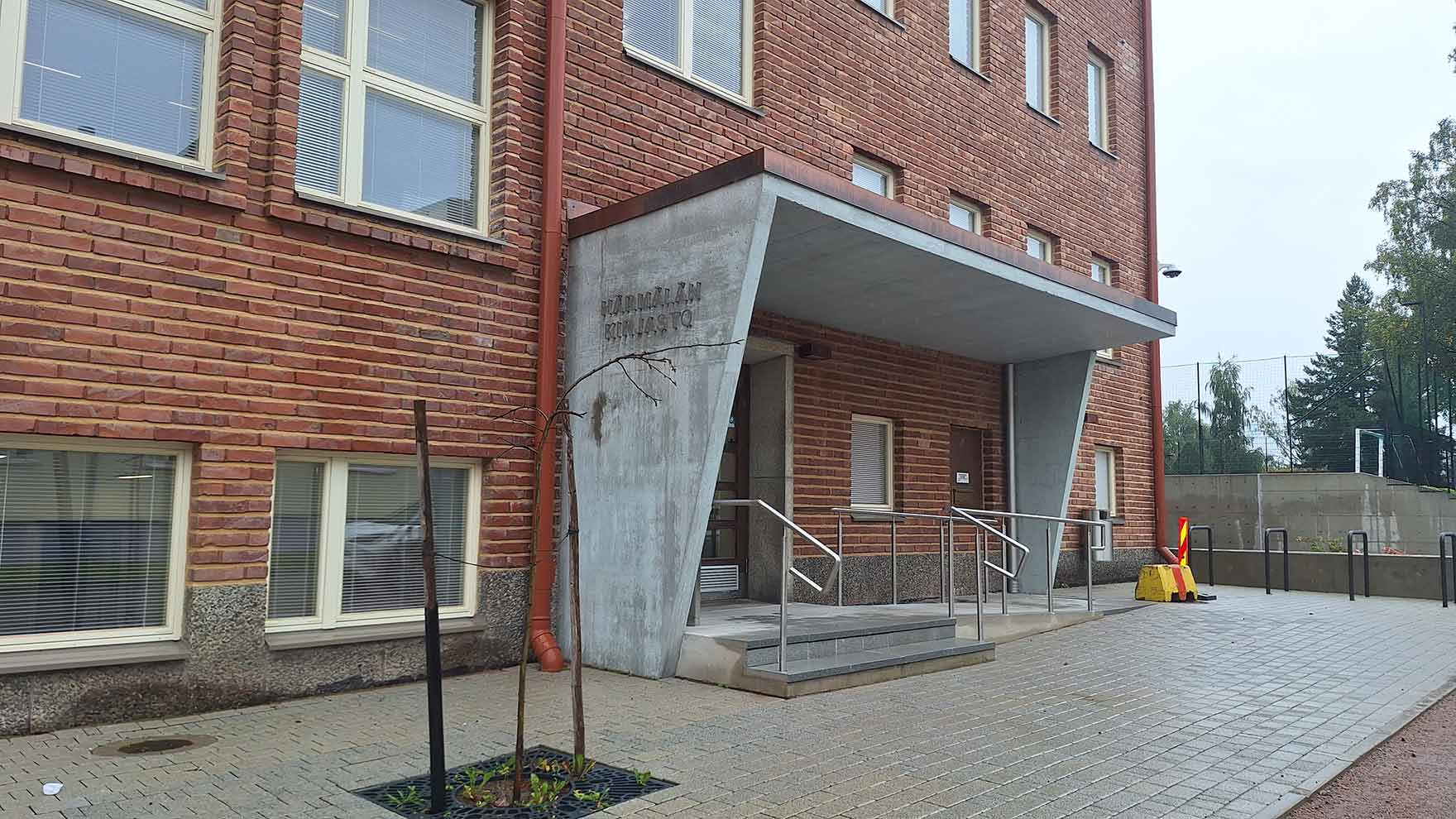 Punatiilisen Härmälän kirjaston sisäänkäynti.