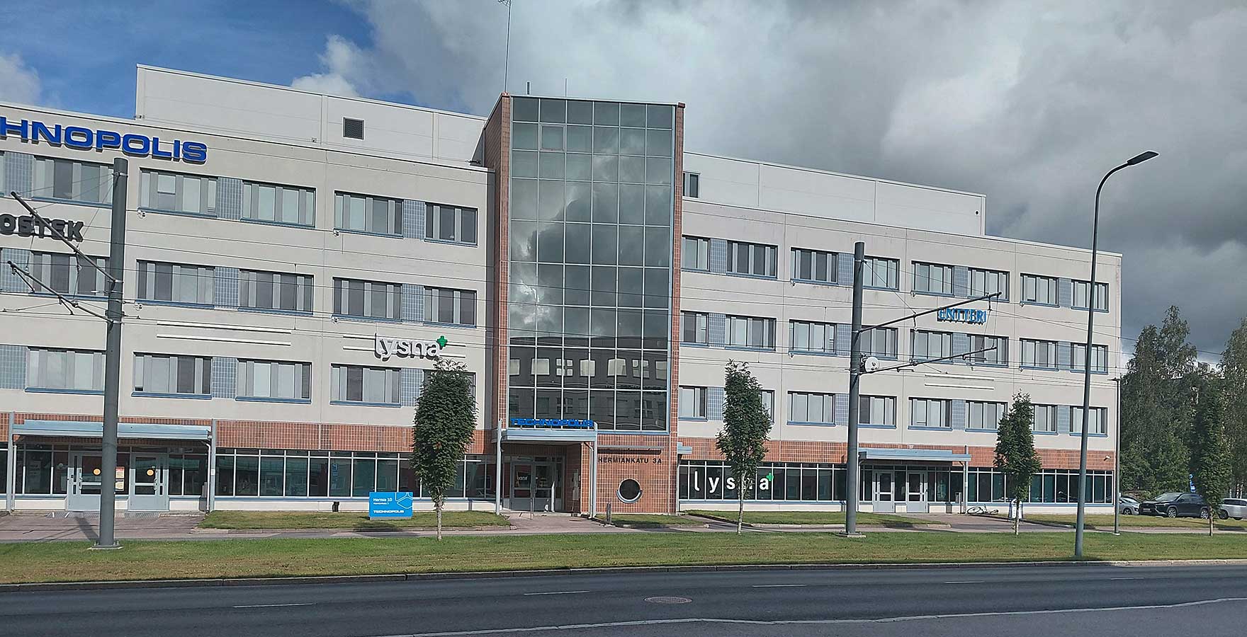 Kadun toiselta puolelta otettu yleiskuva kolmikerroksisesta Tehcnopoliksen rakennuksesta.