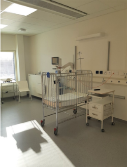 Lastenkirurgian potilashuone, missä on pienen lapsen sänky.