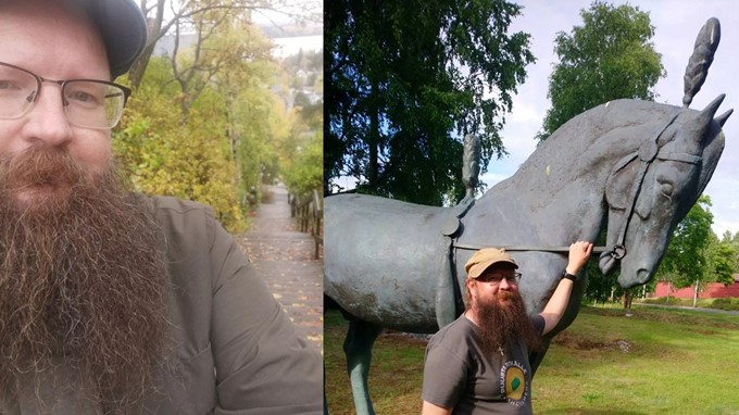 Vertaistukija Kalle selfie-kuvassa sekä hevospatsaan kanssa.
