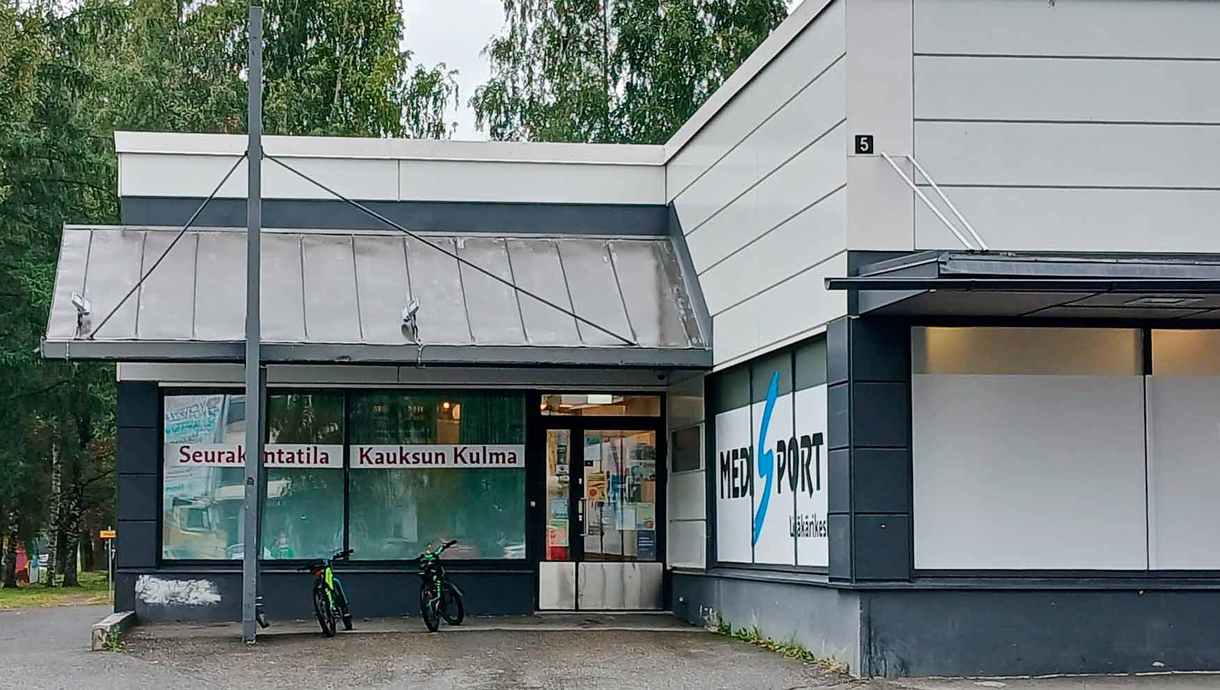 Sisäänkäynti rakennuksen matalaan siipeen, ikkunassa lukee Seiurakuntatila Kauksun Kulma.